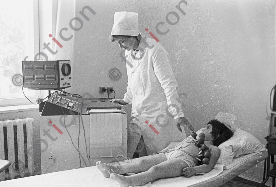 In der Kinderklinik | In the Children's Hospital (Harder-001_0128Bild019.jpg)